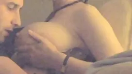 Busty milf съблазняв ...