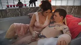 Голи жени къпят секс ...